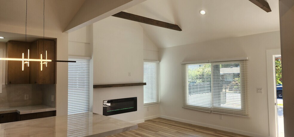 Building Photo - 950 N Kingsley Dr