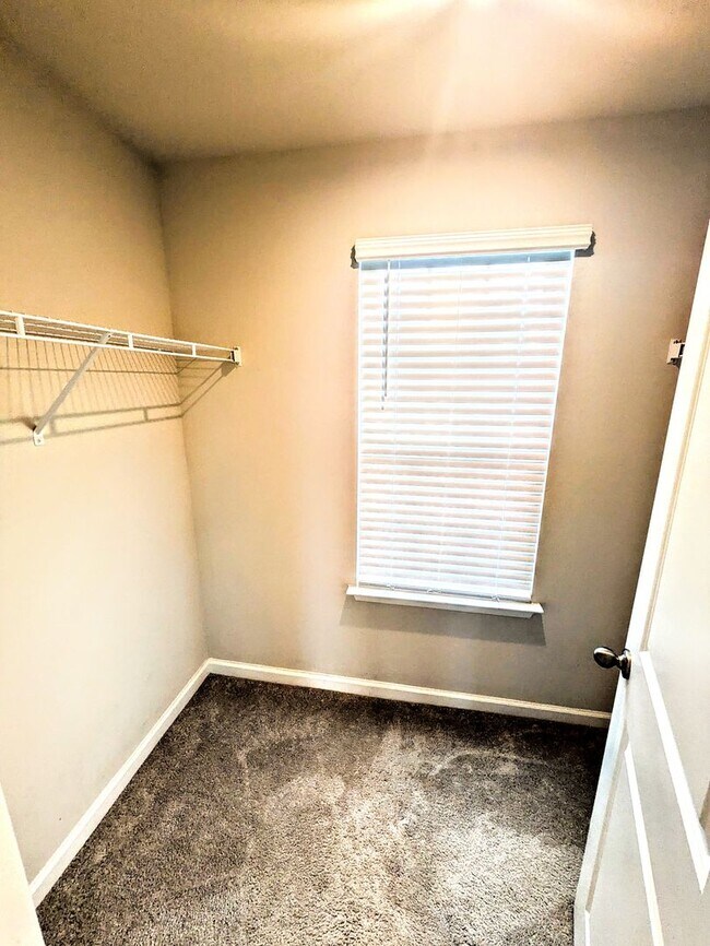 Building Photo - Annual UNfurnished NEW 4/ 2 1/2 home off S...