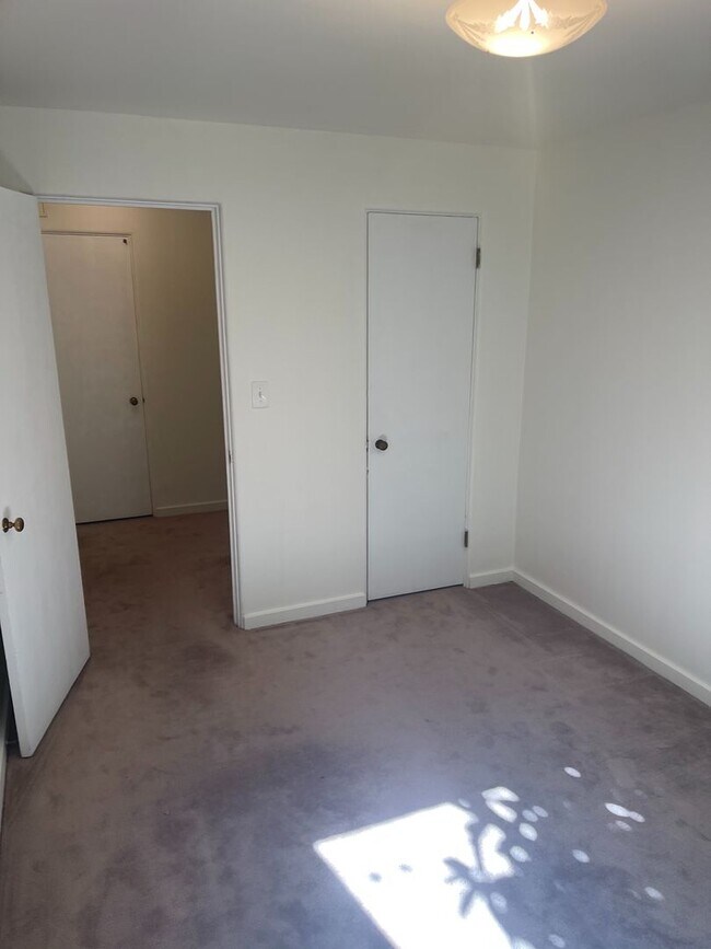 Building Photo - Cute and Cozy East Queen Anne Condo with 2 Bedrooms, 1 Bath and 1 Covered Parking Space