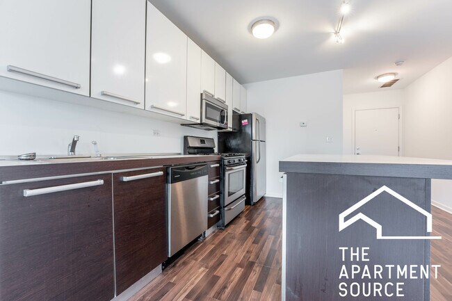 Building Photo - 1544 W Glenlake Ave