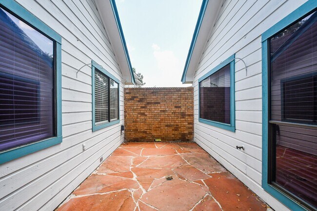 Building Photo - 15803 Lakedale Dr