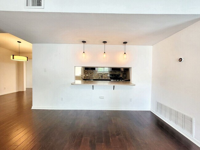 Building Photo - Inviting 3BD/1BA Home with Large Yard and ...