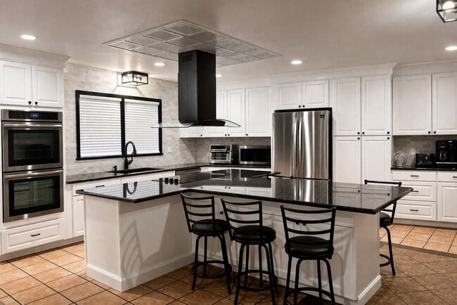 Building Photo - 2907 Redbud Ave