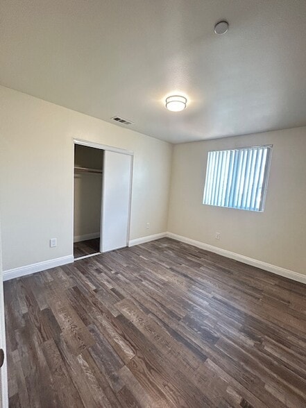 Building Photo - 213 1/2 E 84th Pl