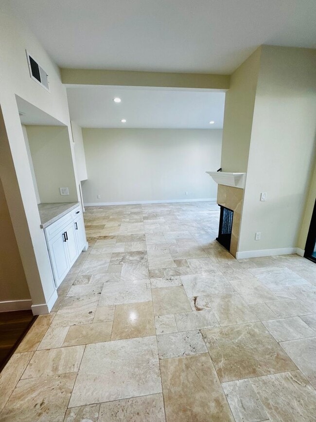 Building Photo - Remodelled 3/3 Townhome For Rent in Huntin...