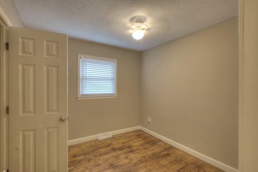 Building Photo - 264 E McLelland Ave