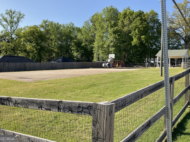 Building Photo - 6052 Pine St