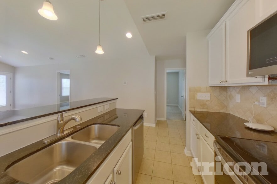 Building Photo - 4201 Broadstairs Dr SW
