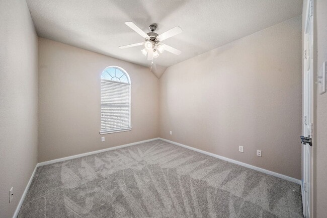 Building Photo - Exceptionally well-maintained Sterling Ridge Townhome boasts an array of desirable features!