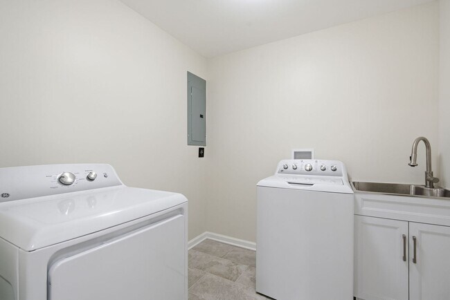 Building Photo - 18 Grandin Cir