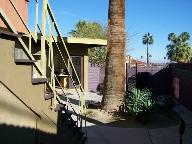 Building Photo - 2583 N Palm Canyon Dr