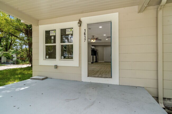 Building Photo - 1617 E Linden Ave