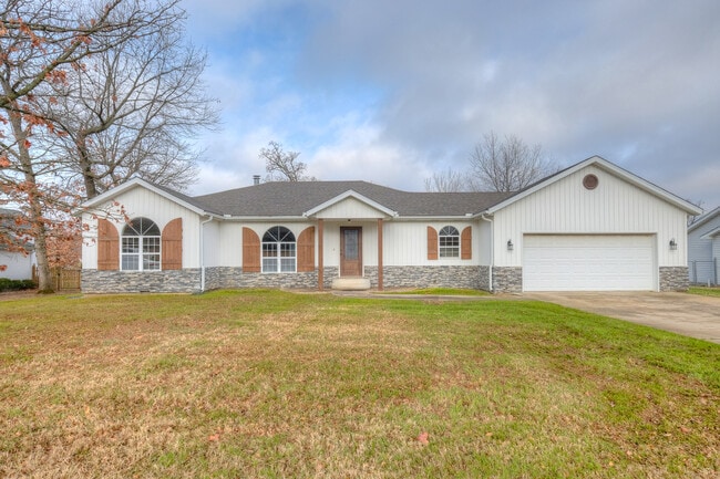 Building Photo - 325 Turf Ln