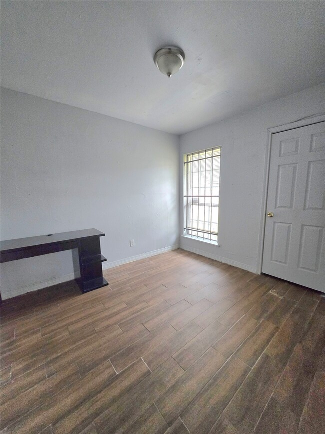 Building Photo - 5530 Elm Spring Dr