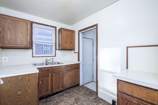 Building Photo - 6506 Memorial Ave