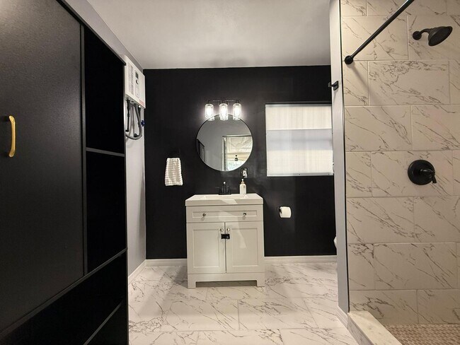 Building Photo - 904 15th St NE