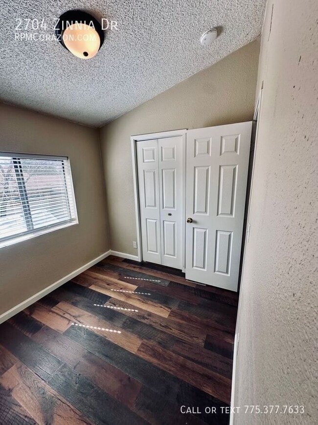 Building Photo - 2704 Zinnia Ave