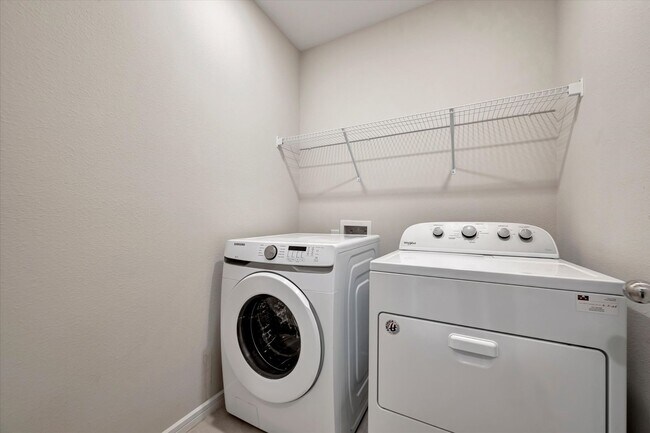 Building Photo - Newer Build - Parrish 3 Bedroom Home with ...