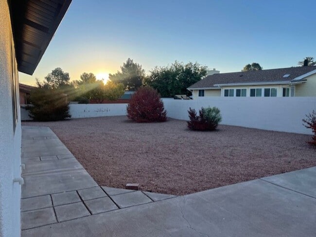 Building Photo - Wonderful Home 3 bed 2 bath with a Great Yard & Views Contact Property Pros Property Management