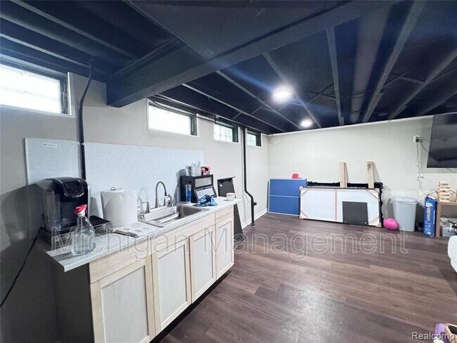Building Photo - 5203 Forestdale Ct
