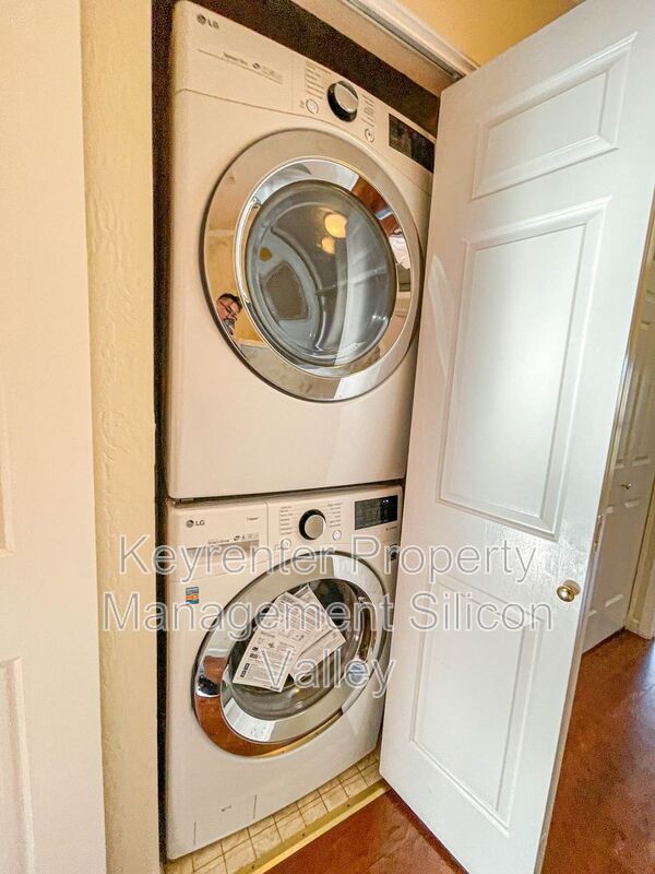 Building Photo - 700 Chiquita Ave