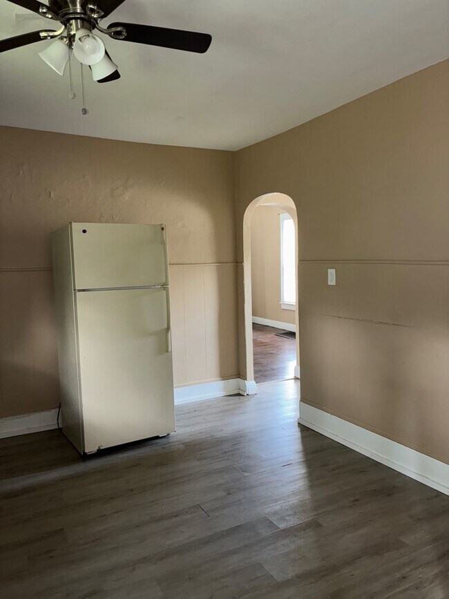 Building Photo - Charming 3-Bedroom Property in Prime Location