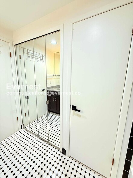 Building Photo - 1129 Kirts Blvd