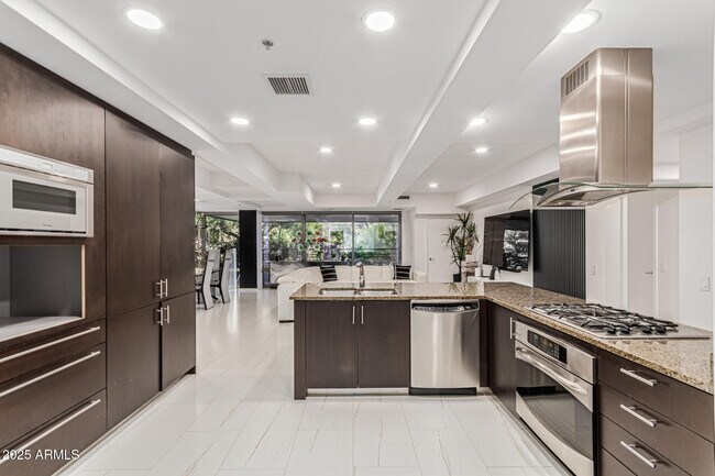 Building Photo - 7121 E Rancho Vista Dr