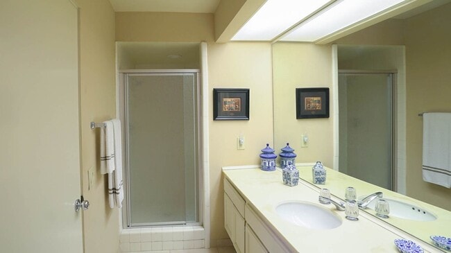 Building Photo - Beautifully Furnished Condo with Mountain ...