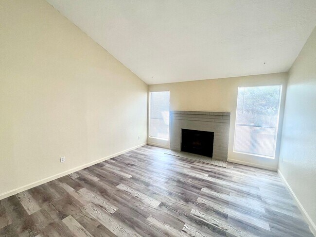 Building Photo - Move in Special! Bedroom 1.5 Bathroom 1 Car Garage