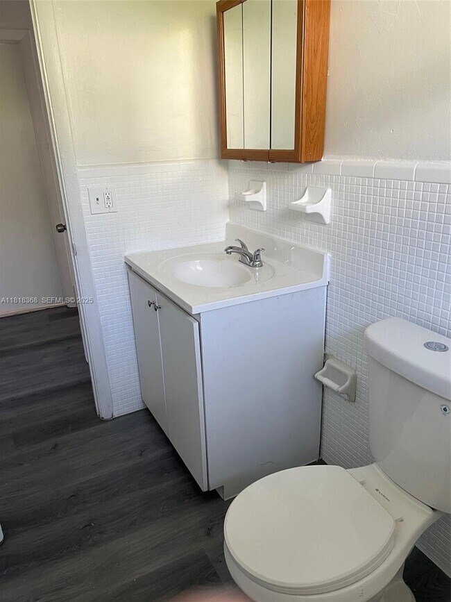 Building Photo - 1166 NE 112th St