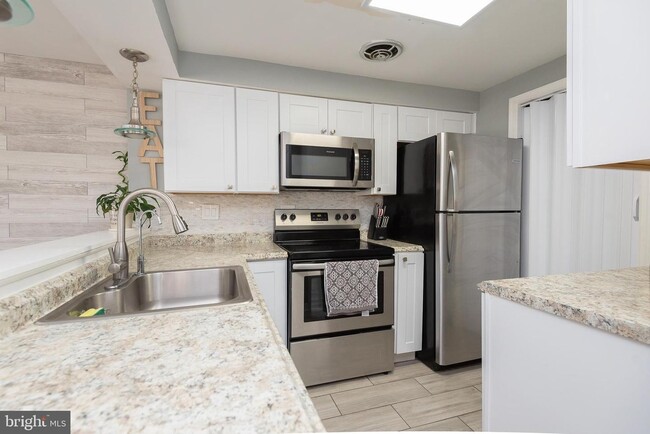 Stainless Steel Appliances - 8822 Dowling Park Pl