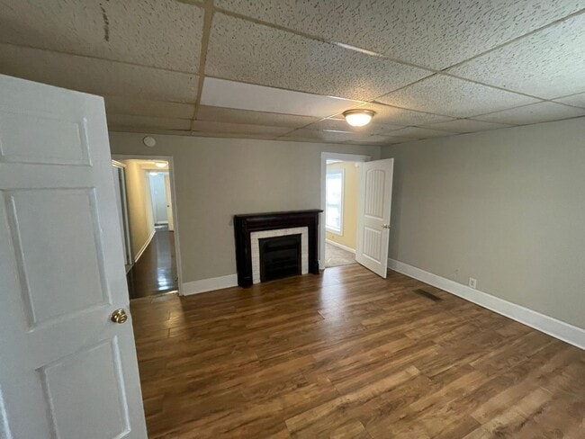Building Photo - Move in now and pay NO RENT for the rest o...