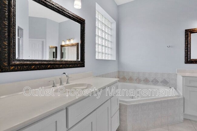 Building Photo - 10842 Woodchase Cir
