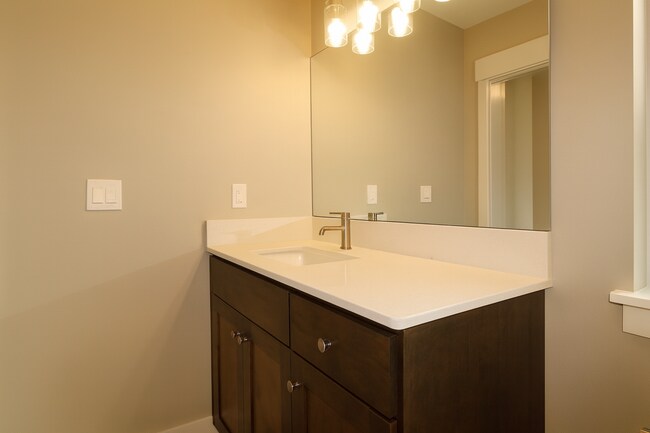 Building Photo - Your Bend Retreat: Spacious End Unit Townhouse with Pilot Butte Views