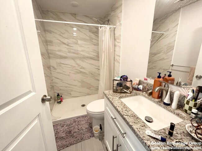 Building Photo - 65 Burrell St