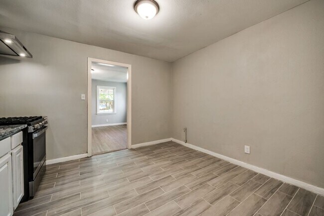 Building Photo - Freshly renovated!!! 3 Bed 1 Bath 1040 sqf...
