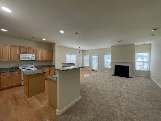 Building Photo - Lovely home in Pineville!