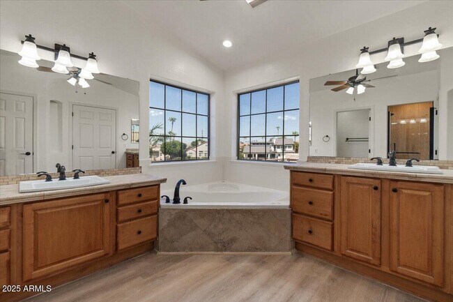 Building Photo - 1414 N Palmsprings Dr