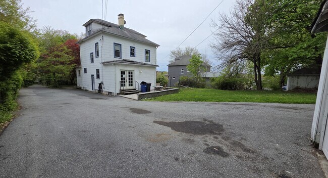 Building Photo - 454 Round Lake Park Rd