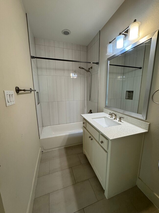 Building Photo - 2129 Lovedale Ave