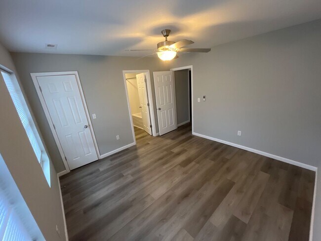 Building Photo - 301 W 7th St