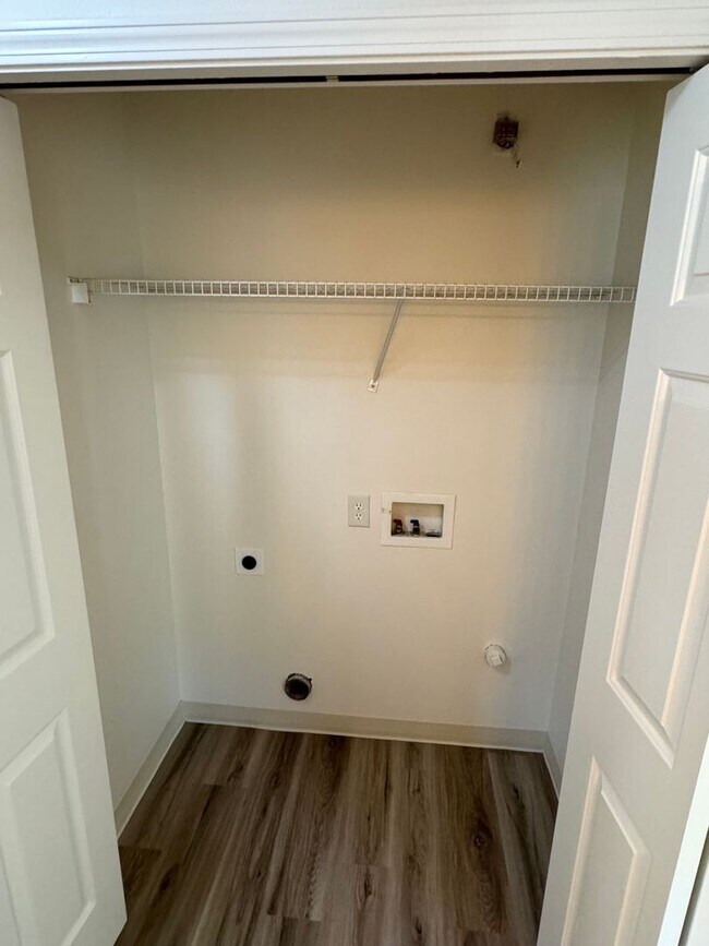 Building Photo - 2 Bedroom Tri-plex in River Rd Neighborhood