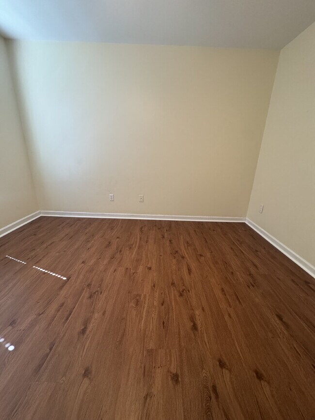 Building Photo - "Charming 3-Bedroom Retreat with Fireplace & Hardwood Floors in Fletcher, NC"