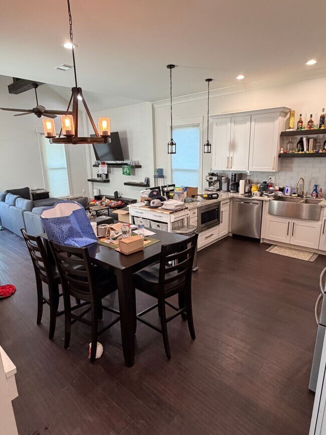 Building Photo - Gorgeous Single Family Home, 4BD/4BA with Large Backyard