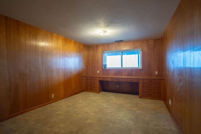 Building Photo - 610 N Aurora Ave