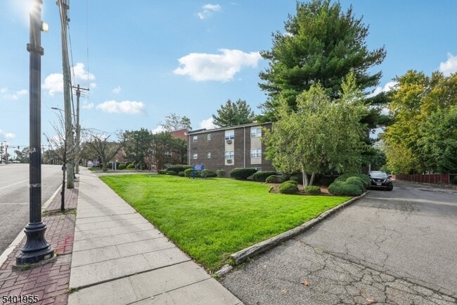 Building Photo - 421 Bloomfield Ave