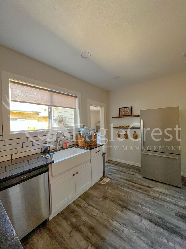 Building Photo - A Timeless & Elegant 2 Bedroom 1 Bathroom Single Family Home