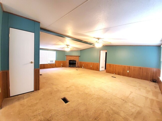 Building Photo - Spacious 4 bedroom with 3 FULL bathrooms n...