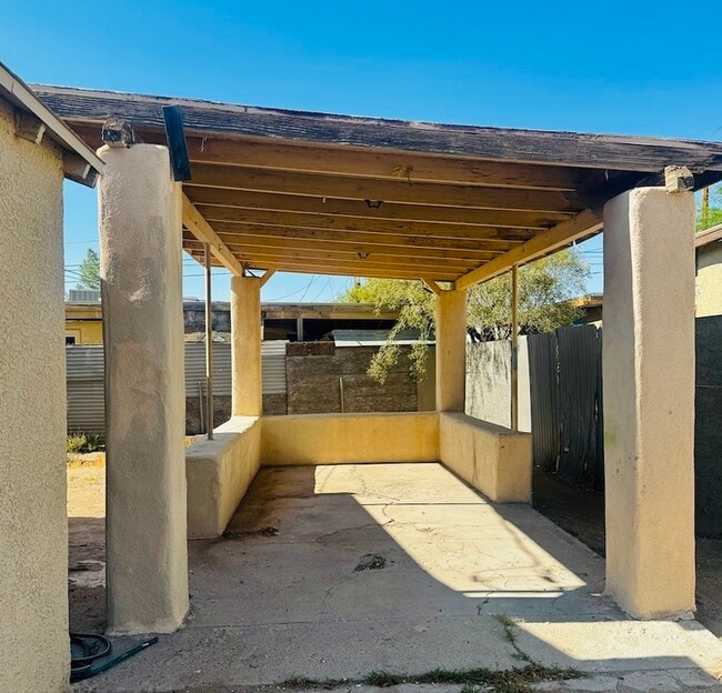 Building Photo - FOR RENT